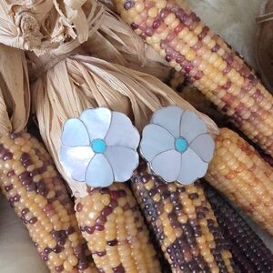 Beautiful Native American Zuni Vintage Mother-Of-Pearl & Turquoise Earrings 🩵🎁